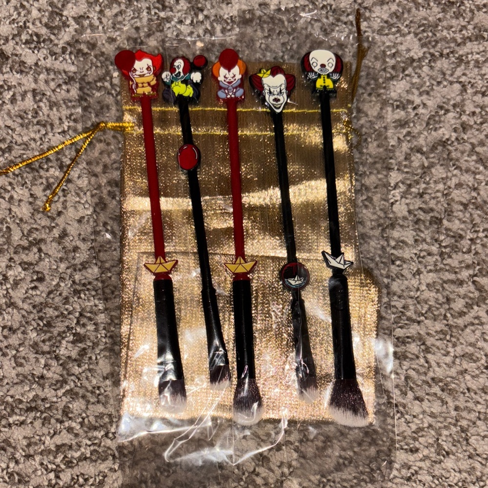 IT Pennywise makeup brush set